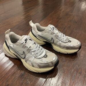 Nike V2K Run White & Silver LIKE NEW (W 7/ M 5.5)